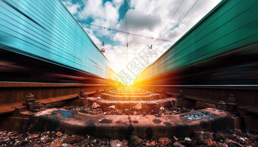 铁路火车在铁路上以速度和图片