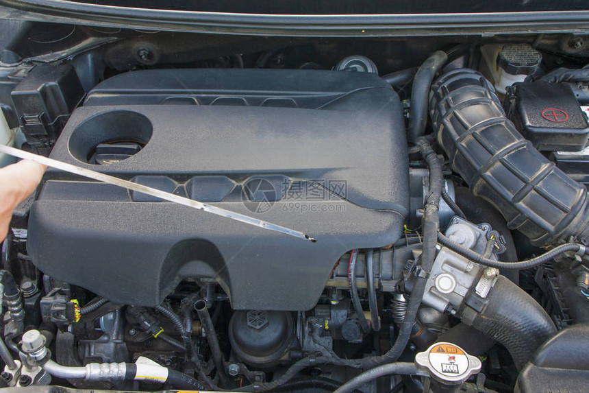 引擎盖下的发动机和汽车的所有其他部件来自著名汽车制造商图片