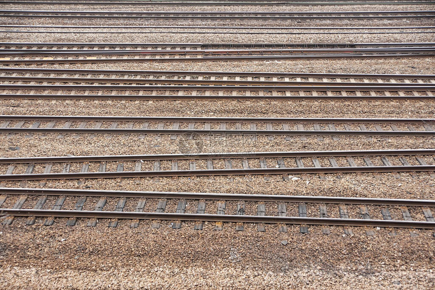 铁路场上有许多平行的轨道图片