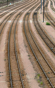 一组透视的铁轨过往火车的铁轨图片