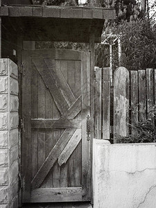 旧门新旧栅栏黑白摄影效果背景图片