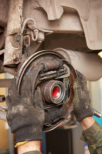 修理和维护一个鼓式汽车刹图片
