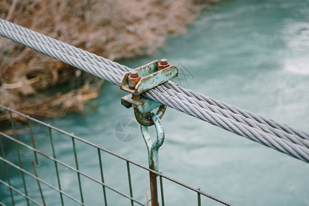 大型金属电缆与系绳夹的连接在河上建造悬索金属桥图片