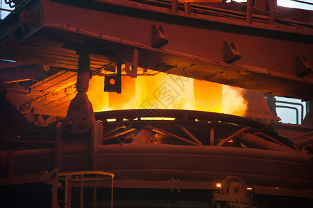 内外老冶金厂的金属结构和建筑物熔化金属的过程钢铁工人在工作冶图片
