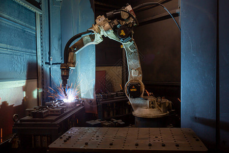 汽车工厂的机器人焊接图片