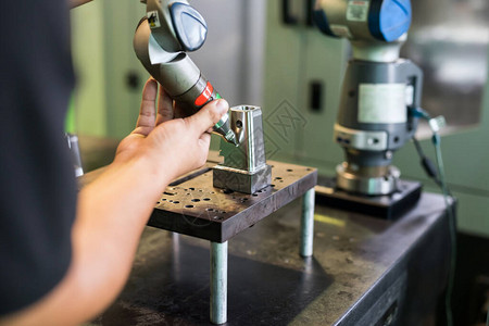 特写工人手在金属五金厂使用机器人数控车床制造业用现代设备工具生图片