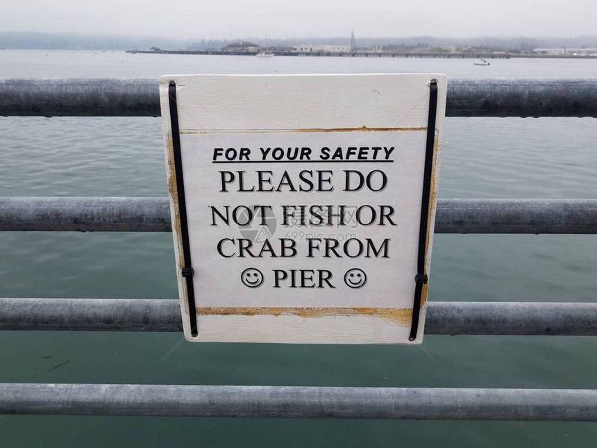 为了安全起见请不要在装有水的金属护栏上从码头标志图片