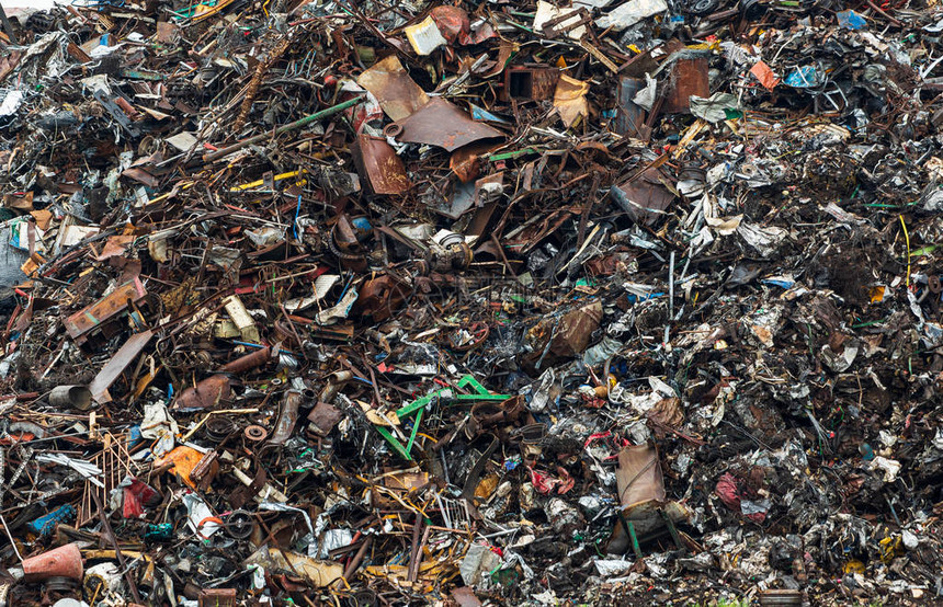 波兰格丹斯克港口大量废金属垃圾堆积在波图片