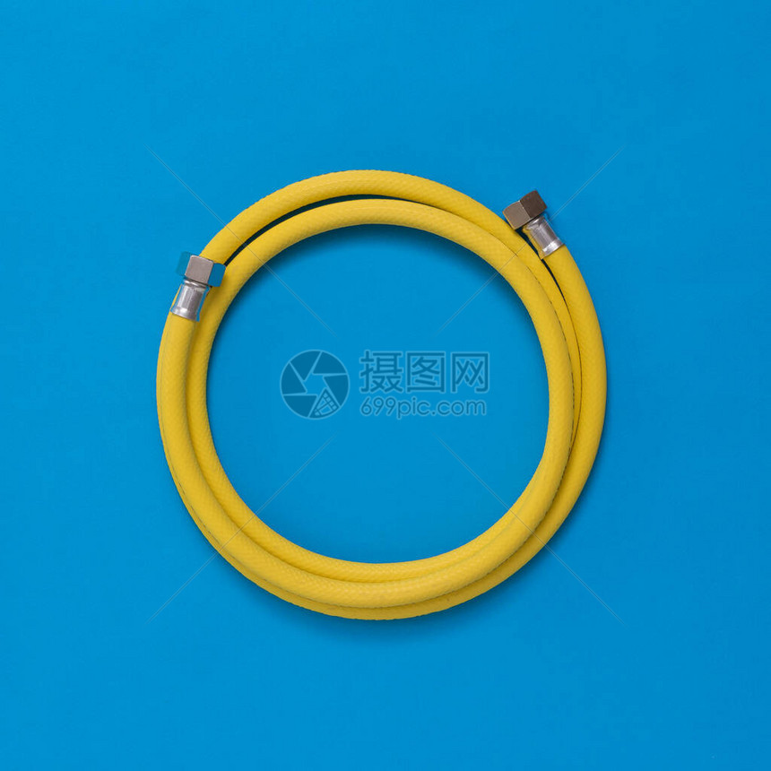 黄色气体软管盘绕在蓝色背景上组图片
