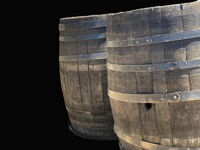含金属圆环的木橡桶黑色背景的旧桶水和其他液高清图片
