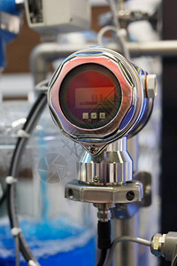 工业数字测量仪测量化学工厂的液体流动图片