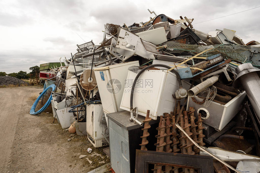 在废金属场收集的废金属和厨房用物品矿渣图片