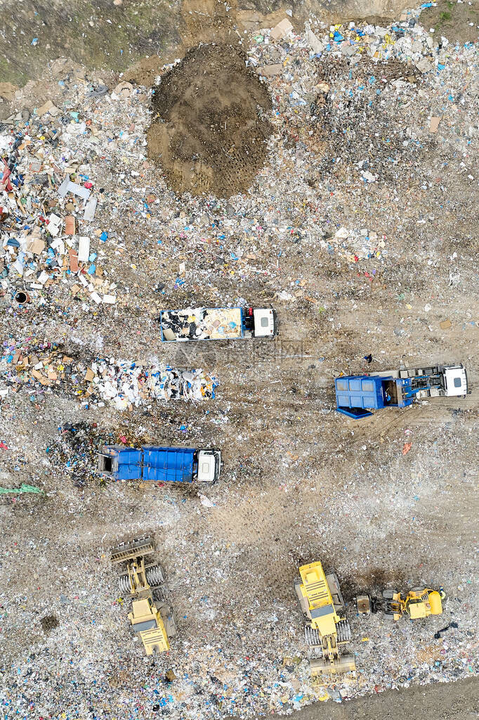 垃圾倾倒或垃圾填埋场的垃圾堆垃圾倾弃卡车和图片