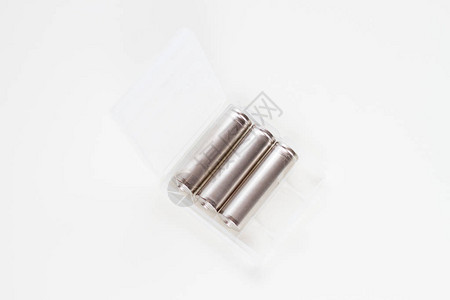 白色背景上塑料盒中的AA因子手指电池图片