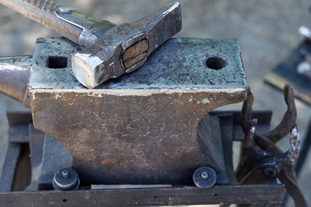 铁匠的锤子躺在铁砧上图片