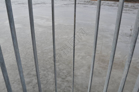 通过金属条或栅栏的冷冻水图片