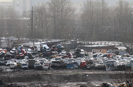 垃圾场破碎的多色汽车山背景图片