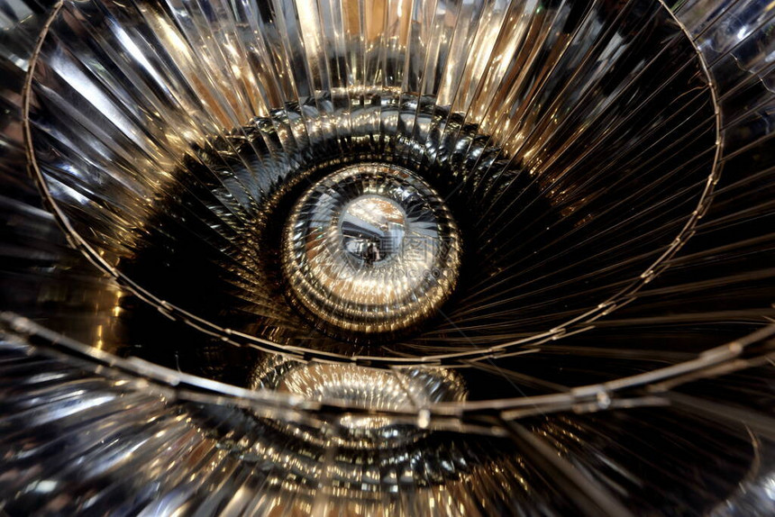 金属眼由许多不锈铁粒作为涡轮的反射图片