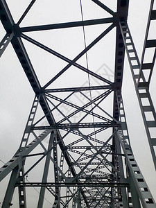 铁路桥的金属结构图片