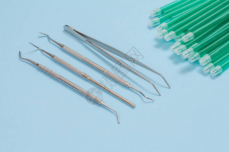 一套用于牙科治疗和唾液喷射器的金属牙科仪图片