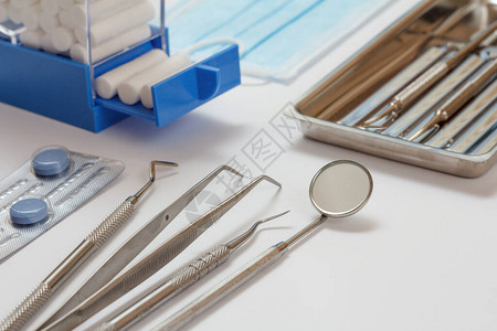 一套用于白色背景牙科治疗的金属牙科仪器图片