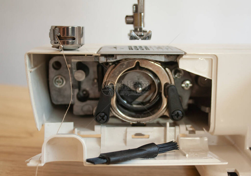 电动缝纫机底部的详情清洗图片