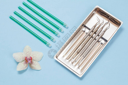 一套用于牙科治疗和唾液喷射器的金属牙科仪器图片