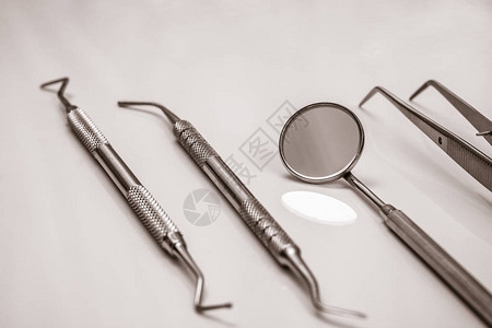 一套用于牙科治疗的金属牙科仪器图片