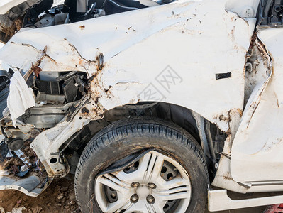 汽车保险使用时的车祸图片