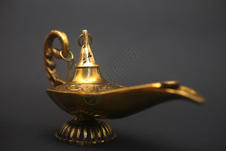 一个孤立的金或铜魔法精灵灯背景图片