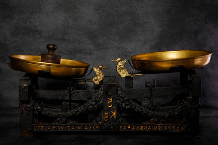 黑色背景上带有两个金碗和小黑色复古重量的特图片