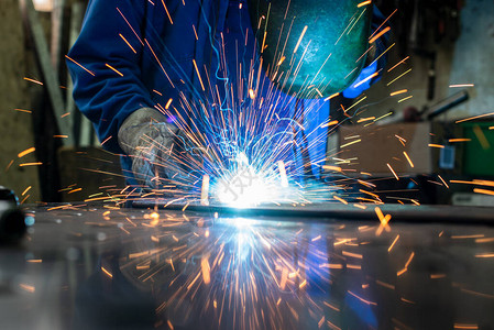 焊接工场的焊接工焊接金属许多火图片