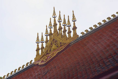 在老挝LuangPrabang的佛教寺庙屋图片