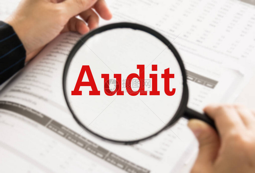 审计概念审计员或IRS在财务报表中使用放大镜审计收入图片