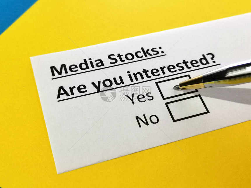 一个人正在回答关于媒体股票的问题图片