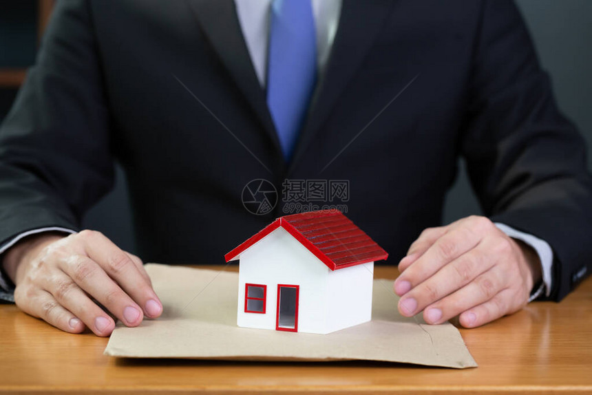 住宅开发公司向银行提交住房贷款文件图片