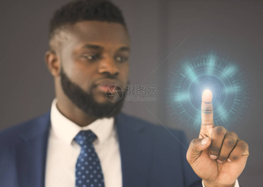 生物理核查概念黑人商触摸虚拟小组扫描手印以便进入办公室的虚拟小组图片