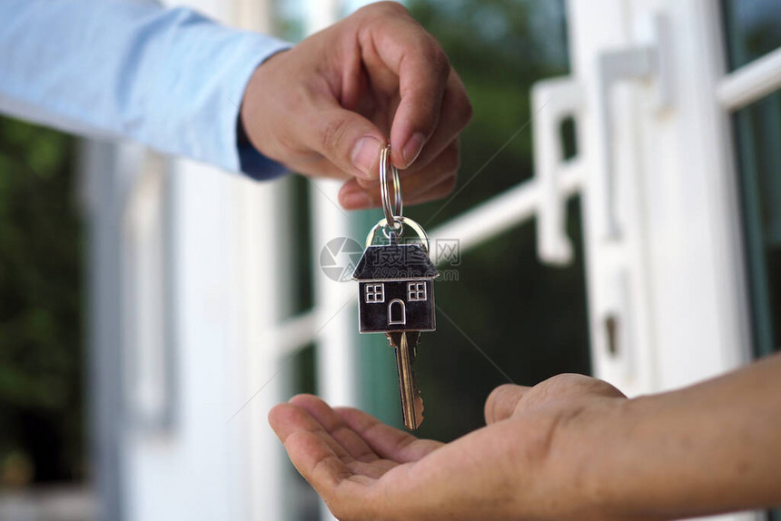 购房者从卖家那里拿回钥匙卖掉房子租图片