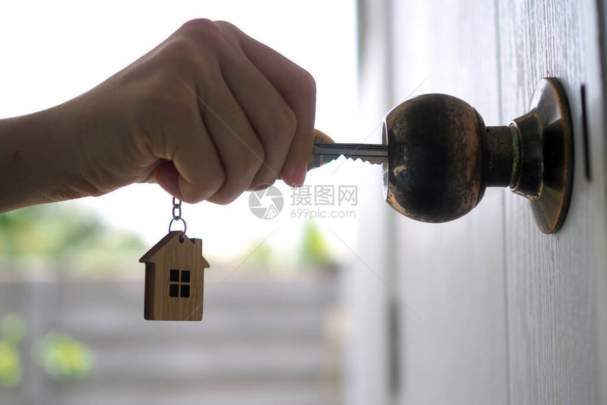 房东为新家解锁房子钥匙图片