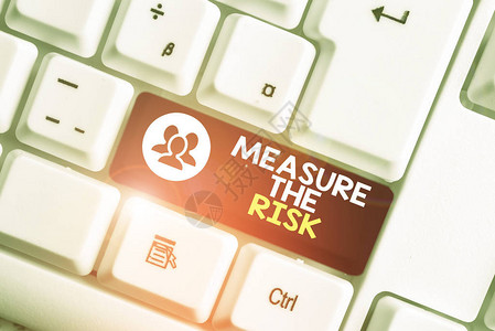 文字书写文本衡量风险商务照片展示根据影响因素确定危险程度白色pc键盘图片