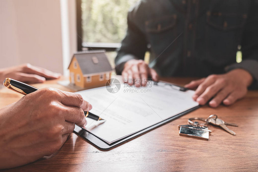 房地产代理商和客户签署购买房屋保险或贷款房地产的合同图片