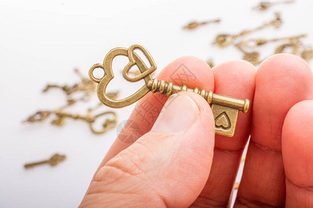 手持旧金属钥匙作为爱情图片