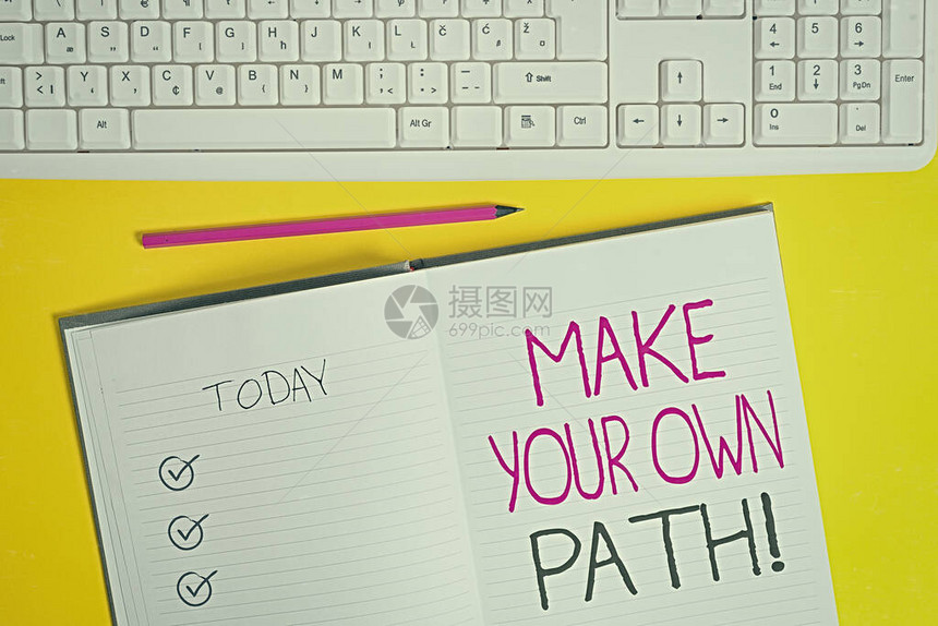 写笔记显示制作你自己的路径决定什么品牌或业务适合您的商业概念在黄色背景上方的笔记本上复制空间图片