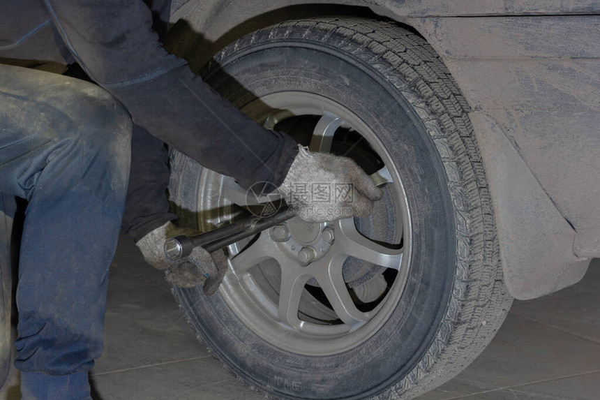 维修和平衡加油站车辆轮的修理图片