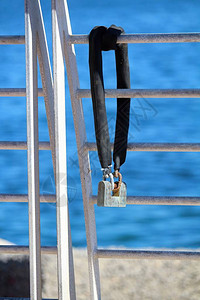 锁链和锁以铁柱封闭的电动图象背图片