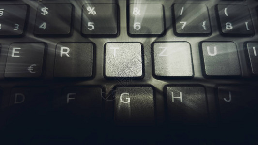笔记本电脑键盘中心键的特写图片