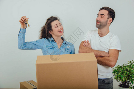 异地安置的概念妻子和丈夫搬进新公寓的肖图片