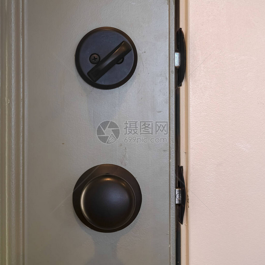 方形关闭黑色门把手和锁定的闩锁现代房屋中黑色门把手图片