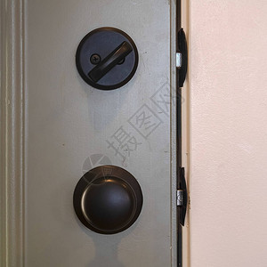 方形关闭黑色门把手和锁定的闩锁现代房屋中黑色门把手图片
