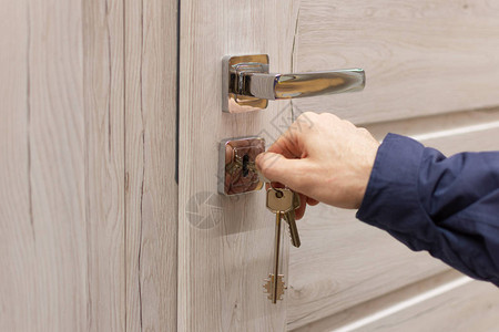 用手钥匙锁定或解锁木门图片